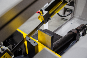 przecinarka taśmowa bomar,pilarka,piła do cięcia,maszyny do metalu,podajniki,przecinarki