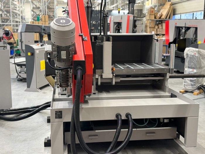 przecinarka taśmowa bomar,pilarka,piła do cięcia,maszyny do metalu,podajniki,przecinarki