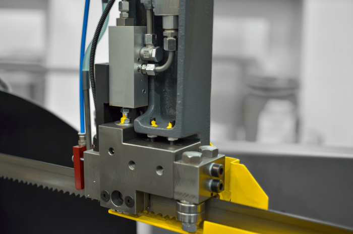 przecinarka taśmowa bomar,pilarka,piła do cięcia,maszyny do metalu,podajniki,przecinarki