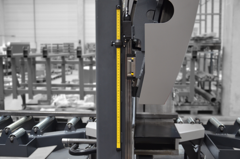 przecinarka-tasmowa-bomar-individual 520.360dgh przecinarka taśmowa bomar,pilarka,piła do cięcia,maszyny do metalu,podajniki,przecinarki