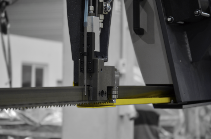 przecinarka-tasmowa-bomar-individual 720.540dgh przecinarka taśmowa bomar,pilarka,piła do cięcia,maszyny do metalu,podajniki,przecinarki