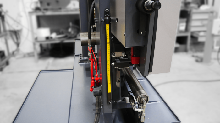 przecinarka taśmowa bomar,pilarka,piła do cięcia,maszyny do metalu,podajniki,przecinarki