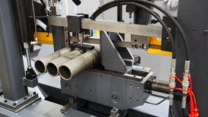 przecinarka taśmowa bomar,pilarka,piła do cięcia,maszyny do metalu,podajniki,przecinarki