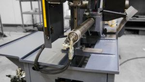 przecinarka taśmowa bomar,pilarka,piła do cięcia,maszyny do metalu,podajniki,przecinarki