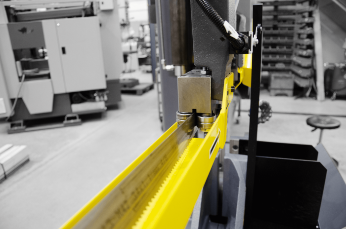 przecinarka taśmowa bomar,pilarka,piła do cięcia,maszyny do metalu,podajniki,przecinarki