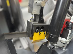 przecinarka taśmowa bomar,pilarka,piła do cięcia,maszyny do metalu,podajniki,przecinarki