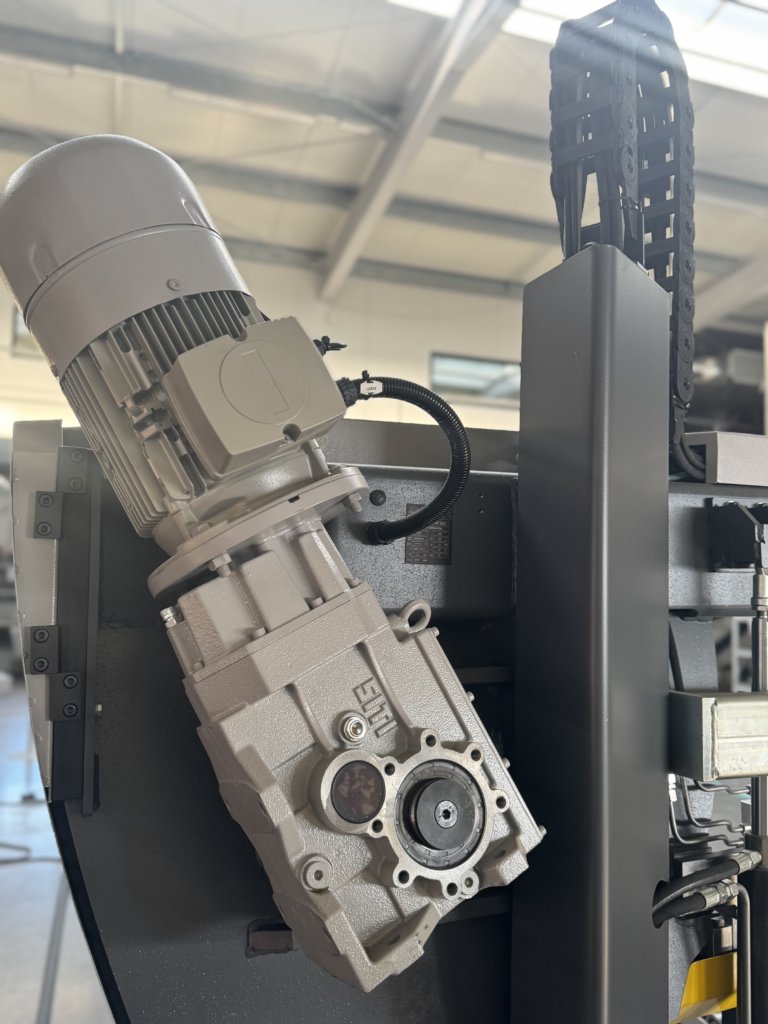 przecinarka-tasmowa-bomar-individual 520.360dgh przecinarka taśmowa bomar,pilarka,piła do cięcia,maszyny do metalu,podajniki,przecinarki