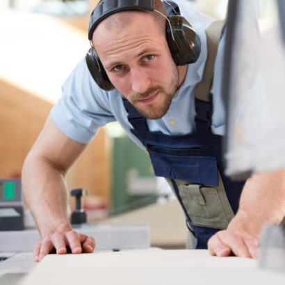 mężczyzna obsługujący piłę tarczową