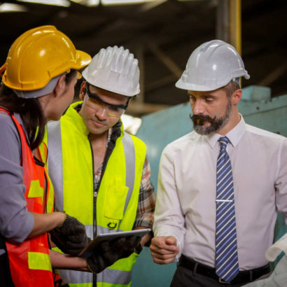 pracownicy omawiają serwis przecinarek taśmowych i tarczowych